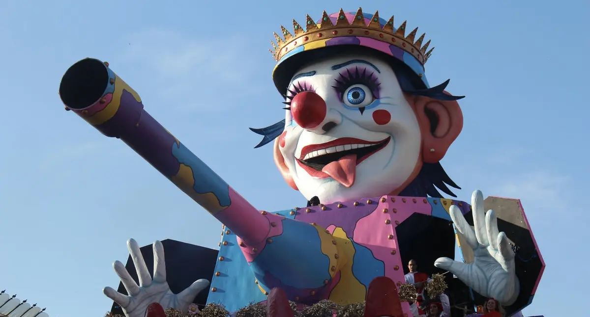 Colorful parade floats, lively crowds, and beach celebrations showcasing Carnevale di Viareggio, the ultimate Italian carnival experience without the Venice crowds.