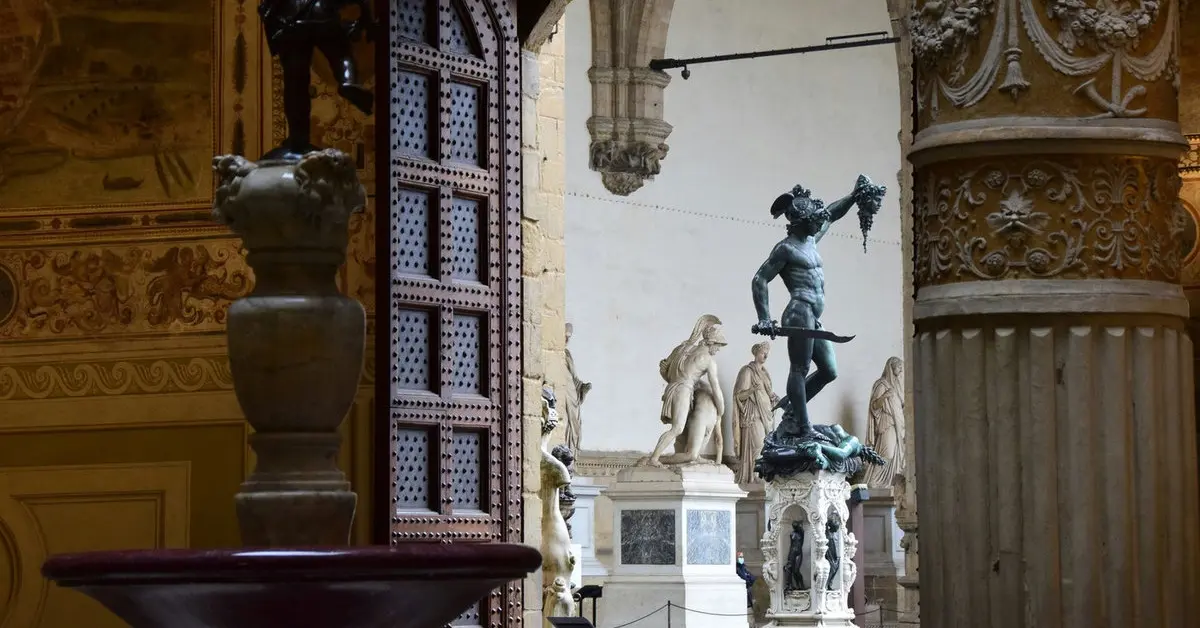 Traveler exploring Florence on a budget – How to Save Money and Avoid Crowds in Florence while enjoying the city's top attractions