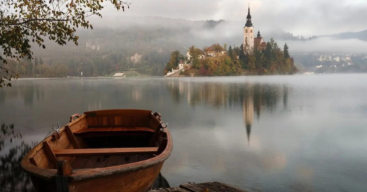 Breathtaking lakes, charming towns, and scenic landscapes captured in this travel guide to Slovenia, perfect for travelers seeking an unforgettable European adventure.