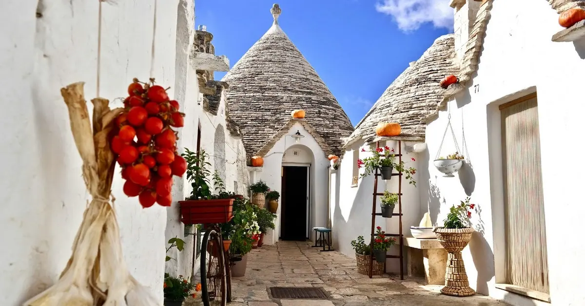 Charming coastal towns, historic architecture, and scenic landscapes featured in this travel guide to Puglia, helping travelers explore Italy’s beautiful southern region.