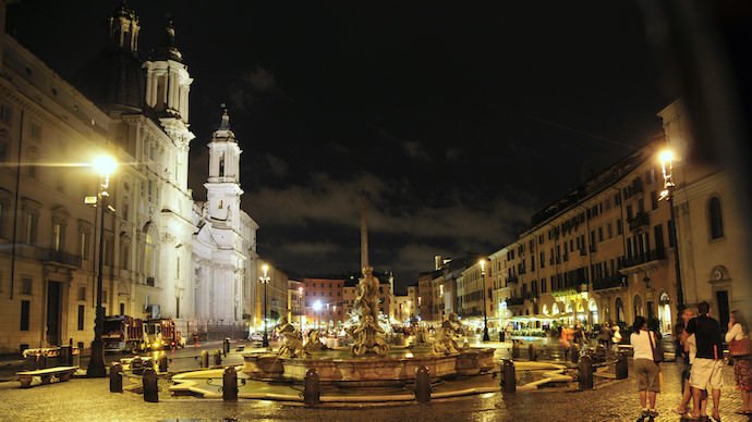 How to Save Money and Avoid Crowds in Rome - Piazza Navona Night - Authentic Traveling